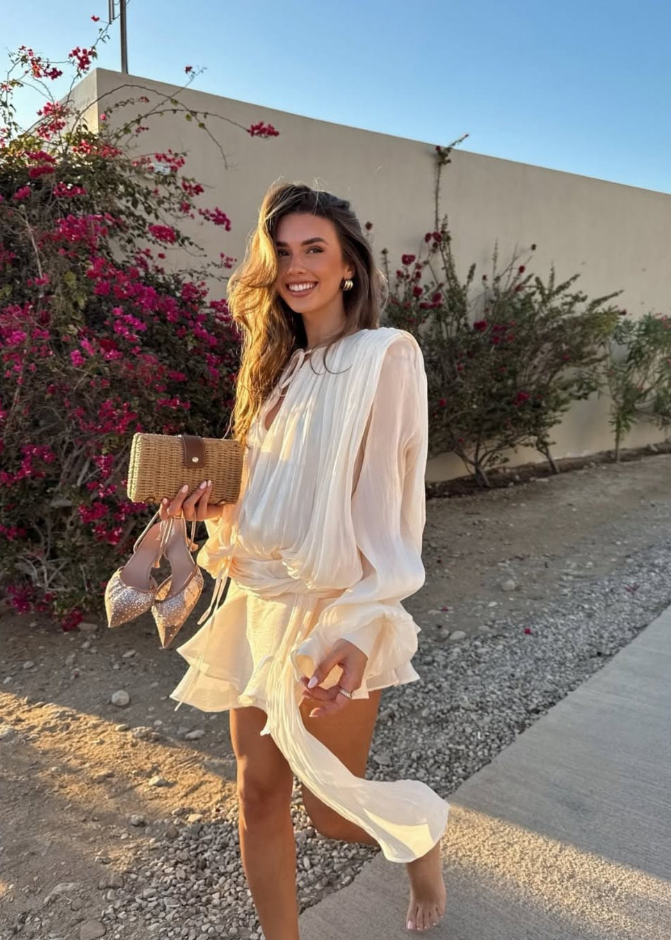 Vrouwen casual jurken: verfijnde geplooide mini jurk in beige - elegante avondoutfit