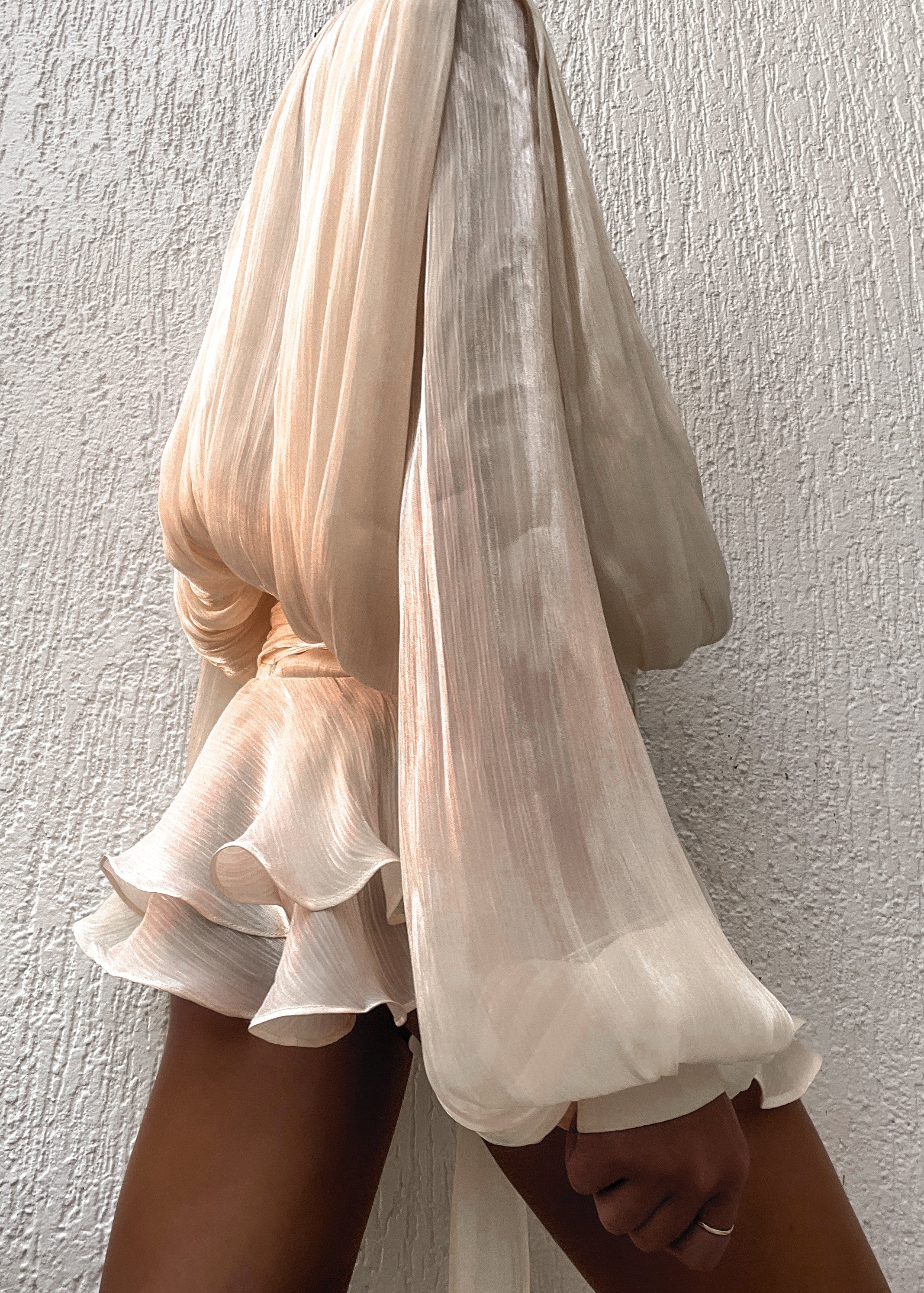 Vrouwen casual jurken: verfijnde geplooide mini jurk in beige - elegante avondoutfit