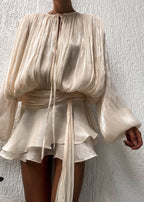 Vrouwen casual jurken: verfijnde geplooide mini jurk in beige - elegante avondoutfit