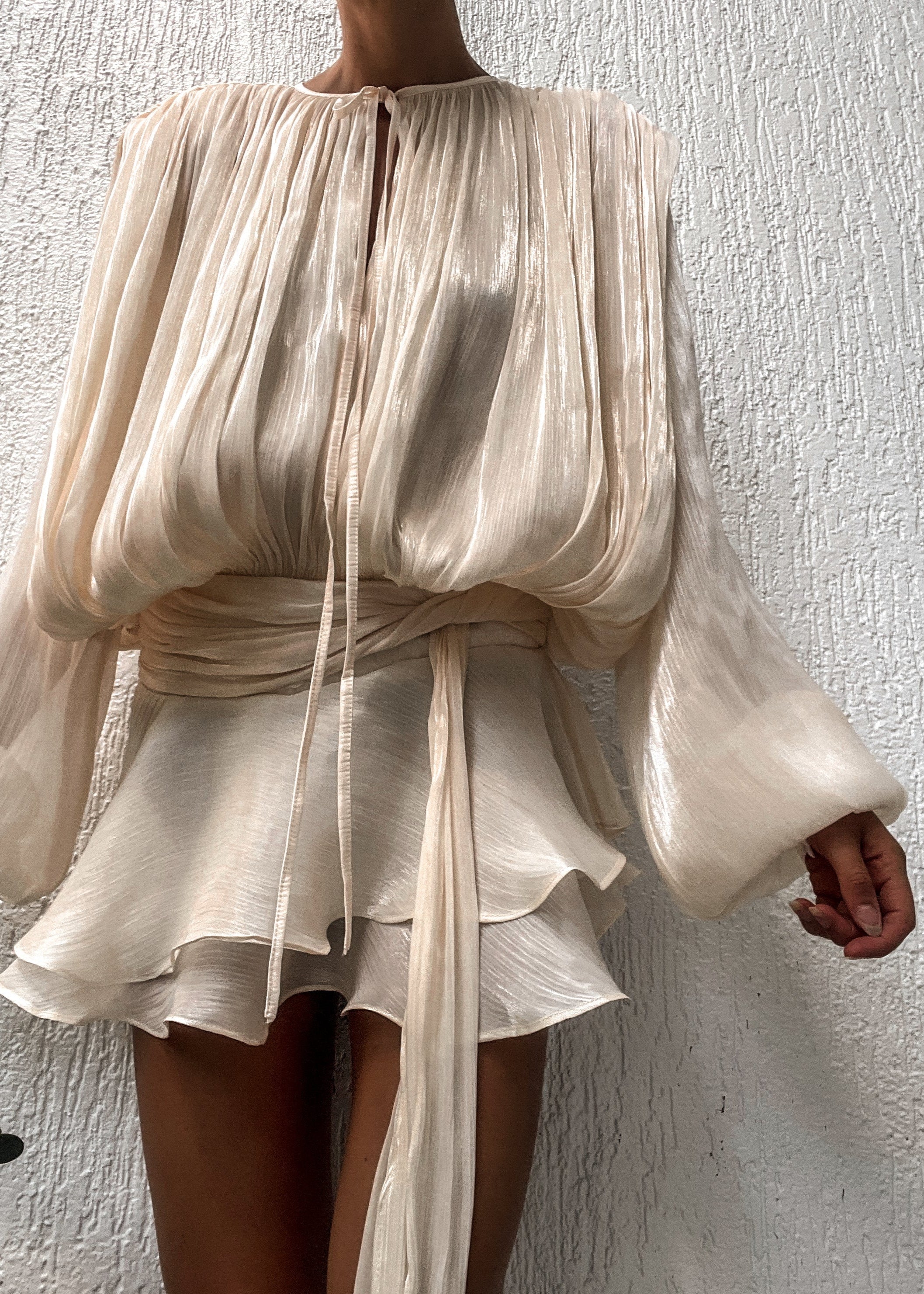 Vrouwen casual jurken: verfijnde geplooide mini jurk in beige - elegante avondoutfit