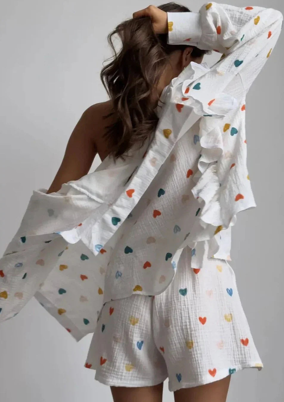 Vrouwelijke casual witte blouse met hartjesprint voor de zomer - trendy hartjesuitstraling