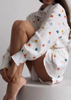 Vrouwelijke casual witte blouse met hartjesprint voor de zomer - trendy hartjesuitstraling