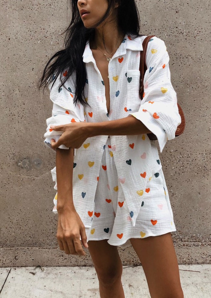 Vrouwelijke casual witte blouse met hartjesprint voor de zomer - trendy hartjesuitstraling