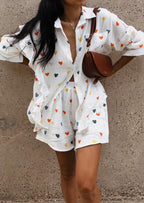 Vrouwelijke casual witte blouse met hartjesprint voor de zomer - trendy hartjesuitstraling