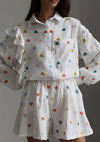 Vrouwelijke casual witte blouse met hartjesprint voor de zomer - trendy hartjesuitstraling