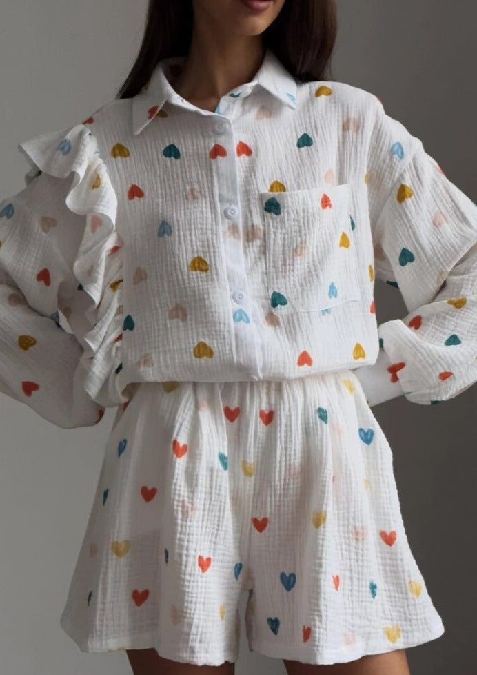 Vrouwelijke casual witte blouse met hartjesprint voor de zomer - trendy hartjesuitstraling