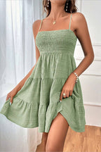 Zomer smock jurk voor vrouwen met een speelse tiered uitstraling - verstelbare bandjes, casual pasvorm