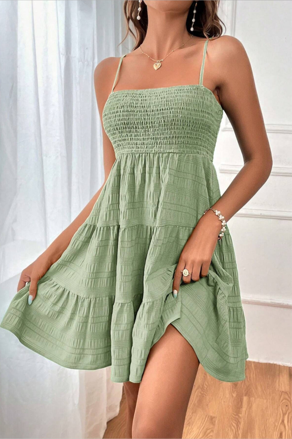 Zomer smock jurk voor vrouwen met een speelse tiered uitstraling - verstelbare bandjes, casual pasvorm