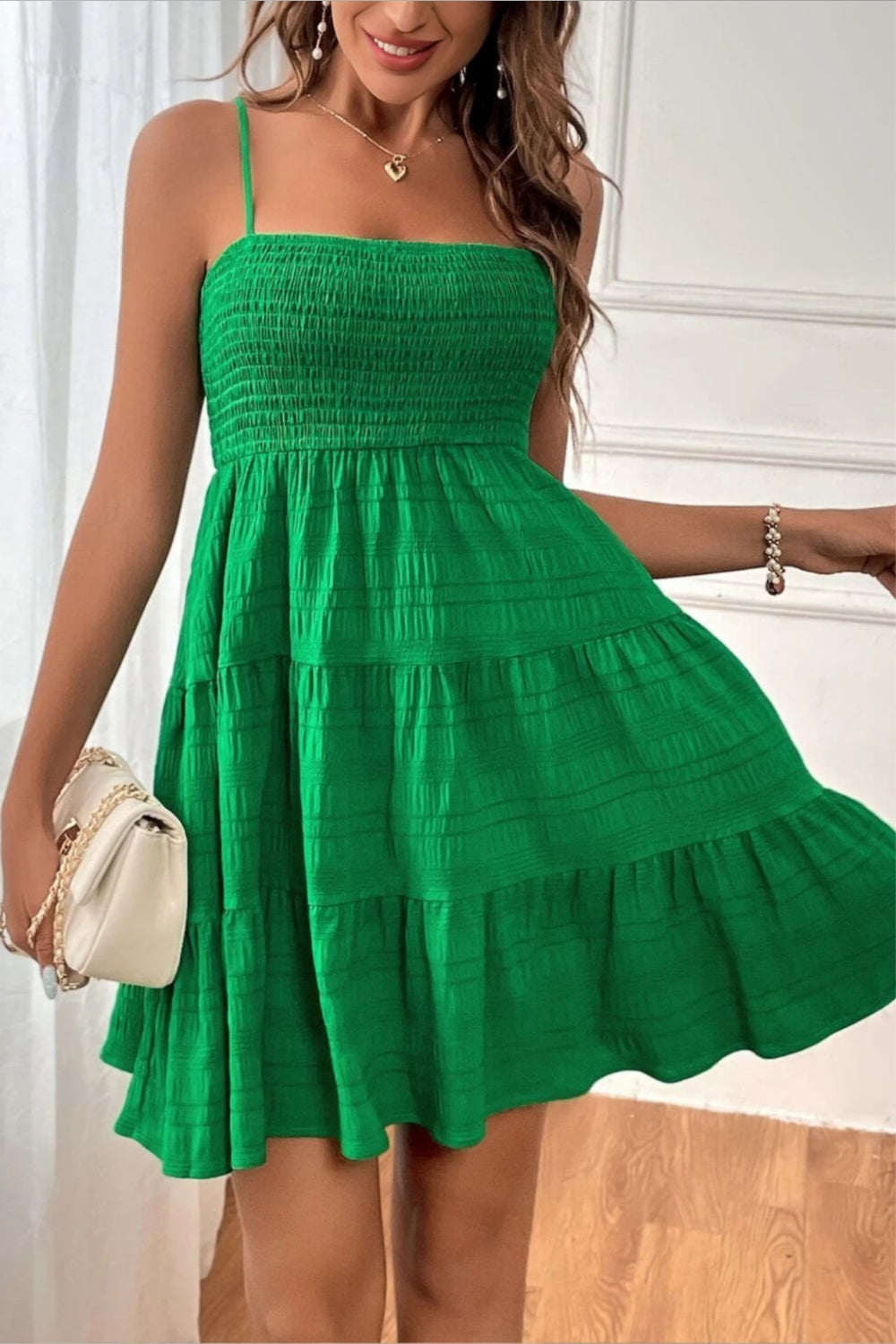 Zomer smock jurk voor vrouwen met een speelse tiered uitstraling - verstelbare bandjes, casual pasvorm