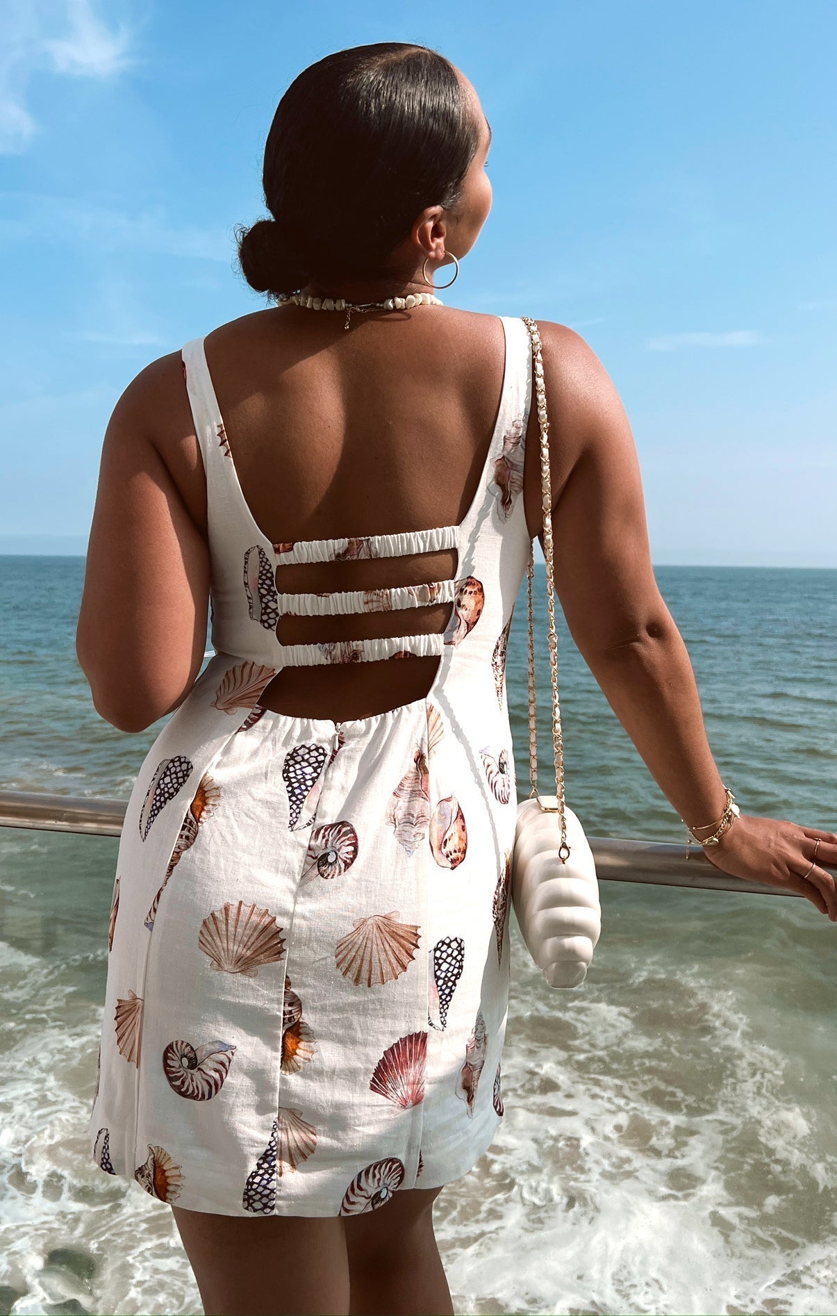 Dames casual zomerjurk met witte bloemenpatroon in linnen - schelpprint voor zomerse uitjes