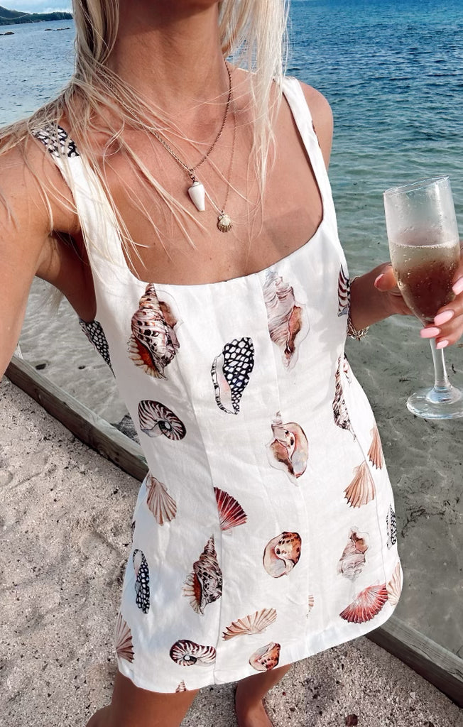 Dames casual zomerjurk met witte bloemenpatroon in linnen - schelpprint voor zomerse uitjes