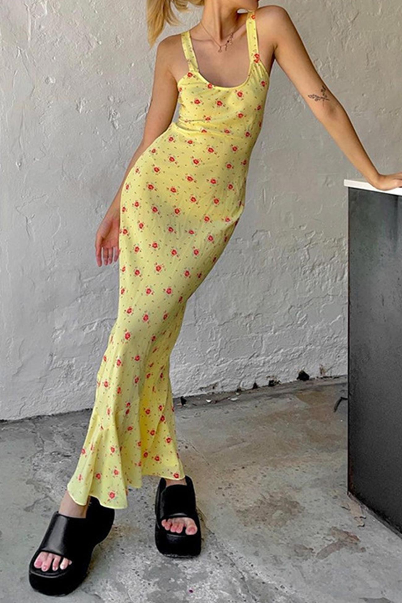 Vrouwelijke bloemen maxi jurk in geel - luchtige zomerse outfit met ronde hals