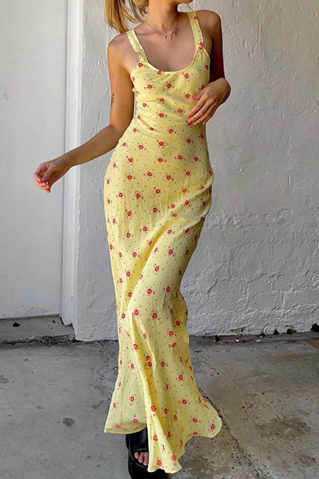 Vrouwelijke bloemen maxi jurk in geel - luchtige zomerse outfit met ronde hals