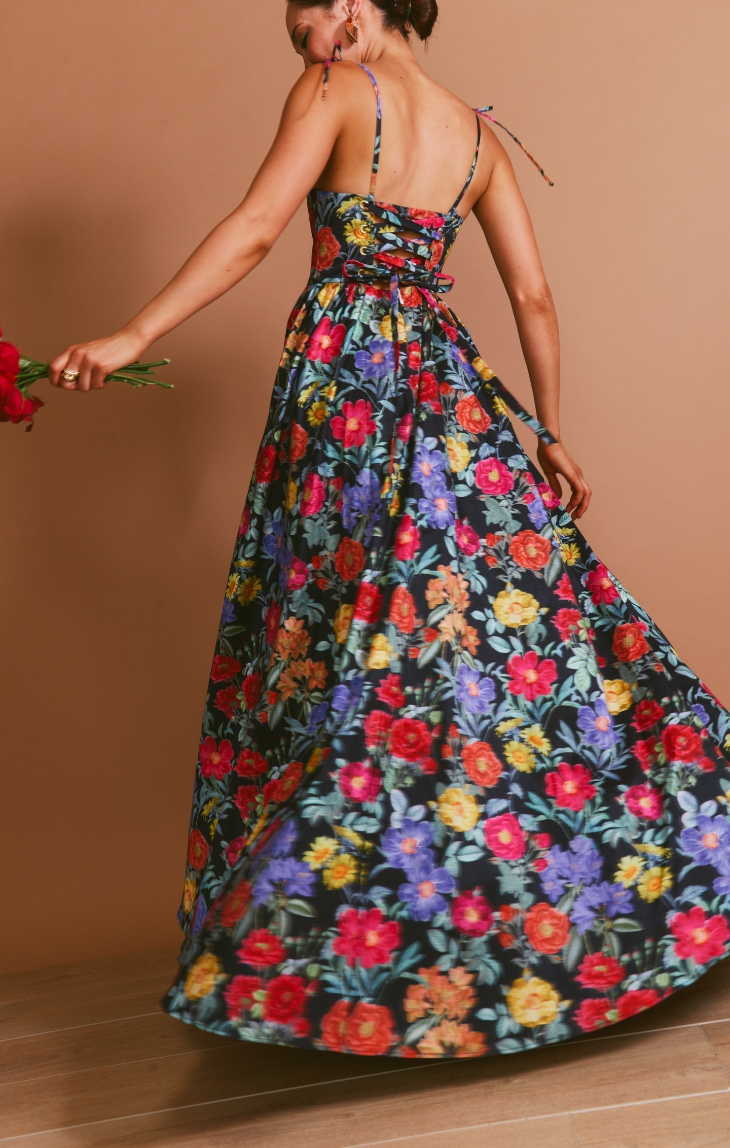 Dames maxi jurk met elegante bloemenprint in zwart taffeta - veelzijdige zomerkleding voor avonden
