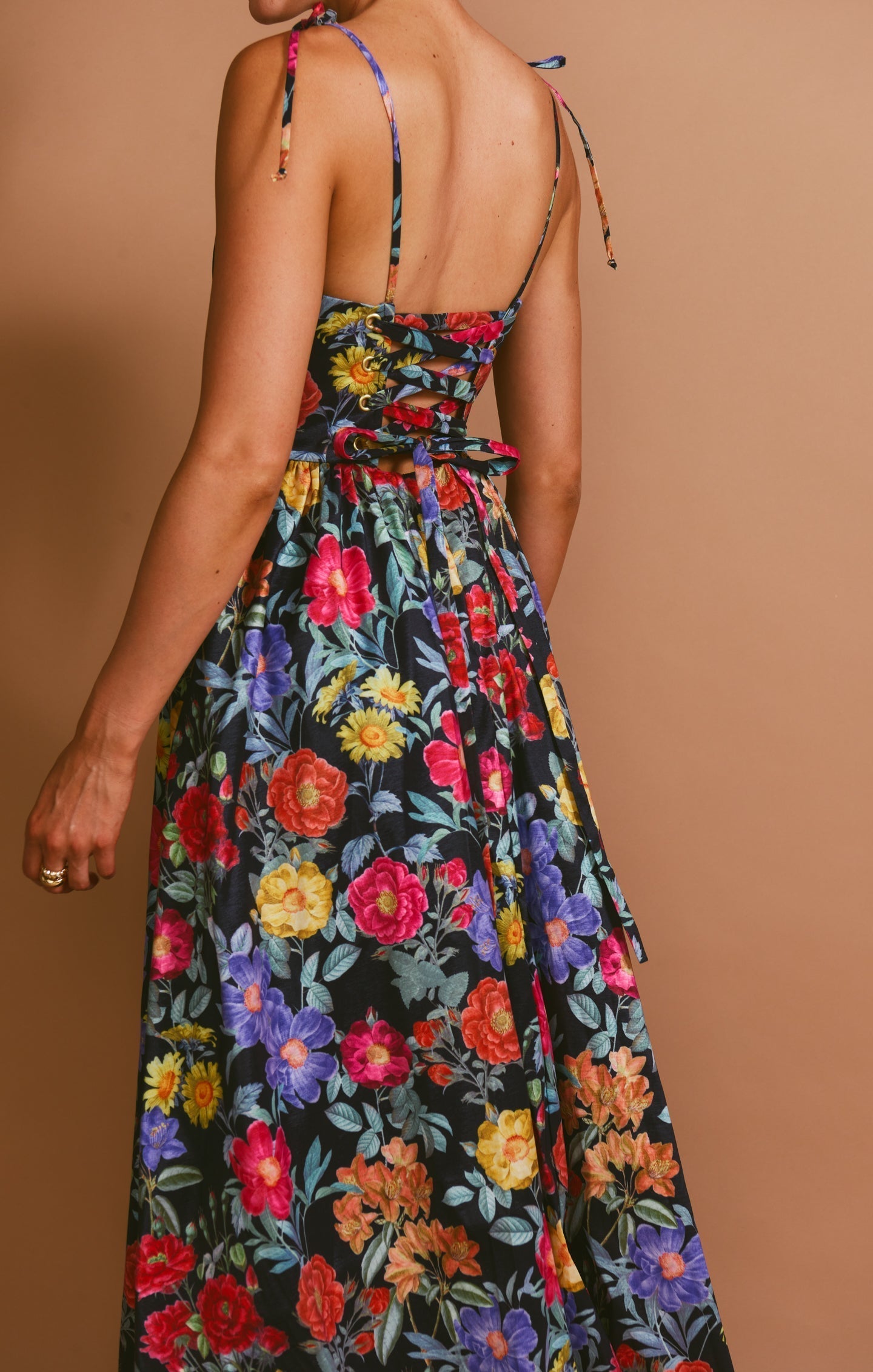 Dames maxi jurk met elegante bloemenprint in zwart taffeta - veelzijdige zomerkleding voor avonden