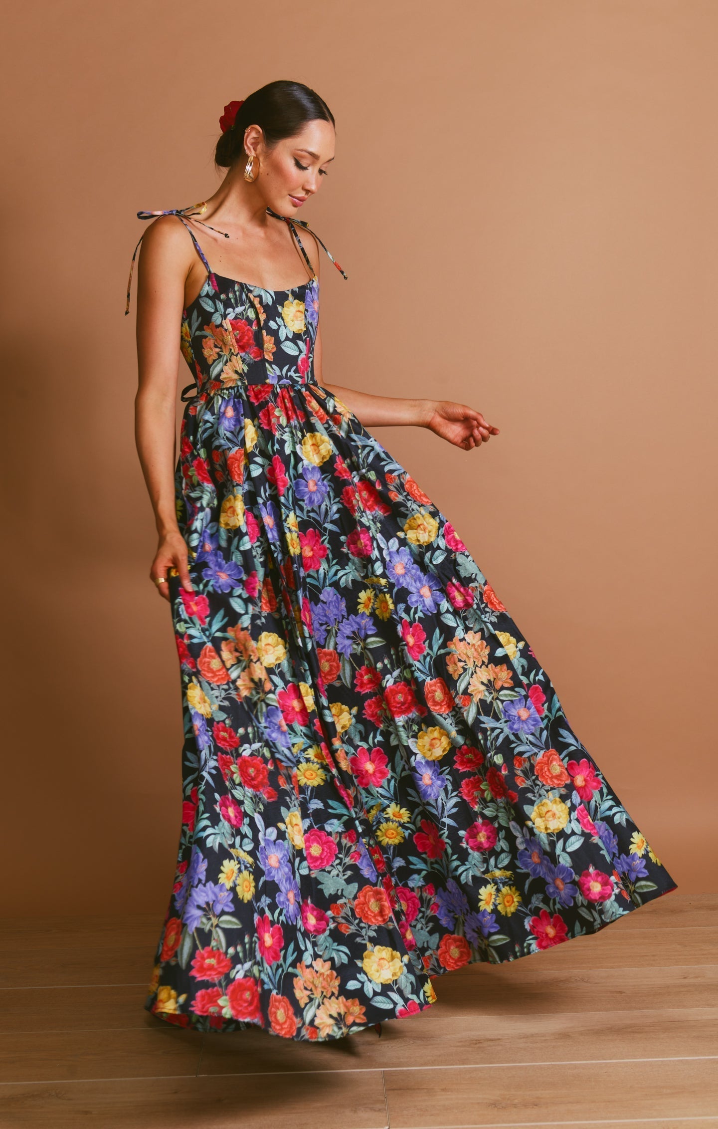 Dames maxi jurk met elegante bloemenprint in zwart taffeta - veelzijdige zomerkleding voor avonden