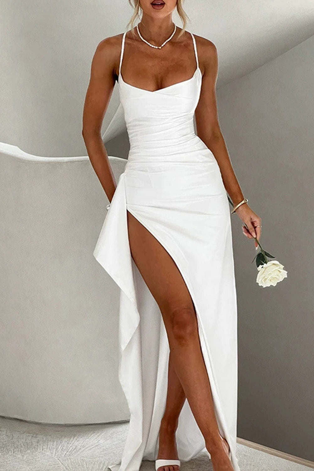 Dames feestjurk - betoverende satijnen jurk in zwart voor avondkleding - chique zijsplit ontwerp