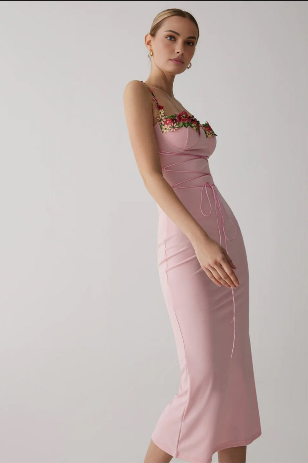 Dames feestjurk - lichtroze met bloemenaccenten, mouwloos avondkleding