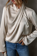 Dames satin blouse in elegant beige met lange mouwen - stijlvol draperingstop voor veelzijdige looks