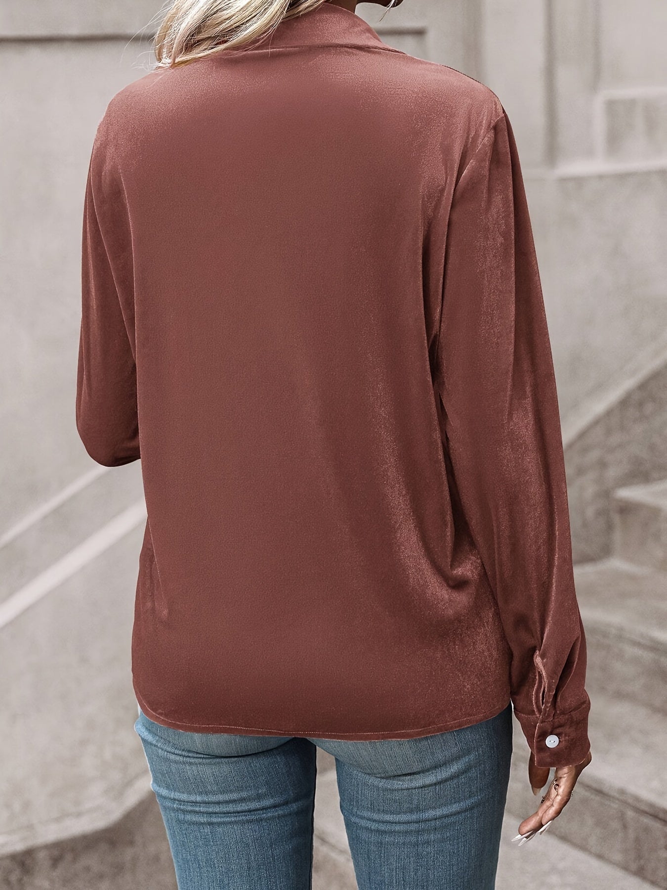 Chestnut bruine satijnen blouse - elegante vrouwen blouse met dubbele zakken