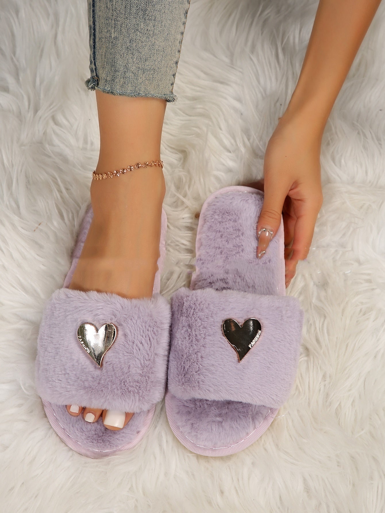 Fluffy pantoffels - dames huis slippers met hartdetail en open teen - Bakkermode.nl