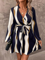 Gestreepte wikkeljurk - stijlvolle blauw witte damesjurk