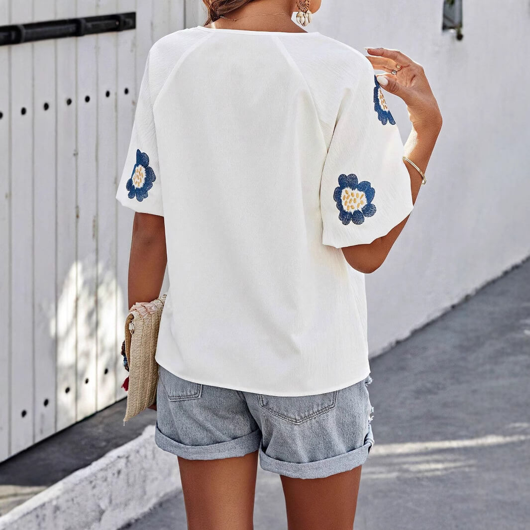 Dames geborduurde blouse - lichte bloemen top voor moeiteloze zomerstijl