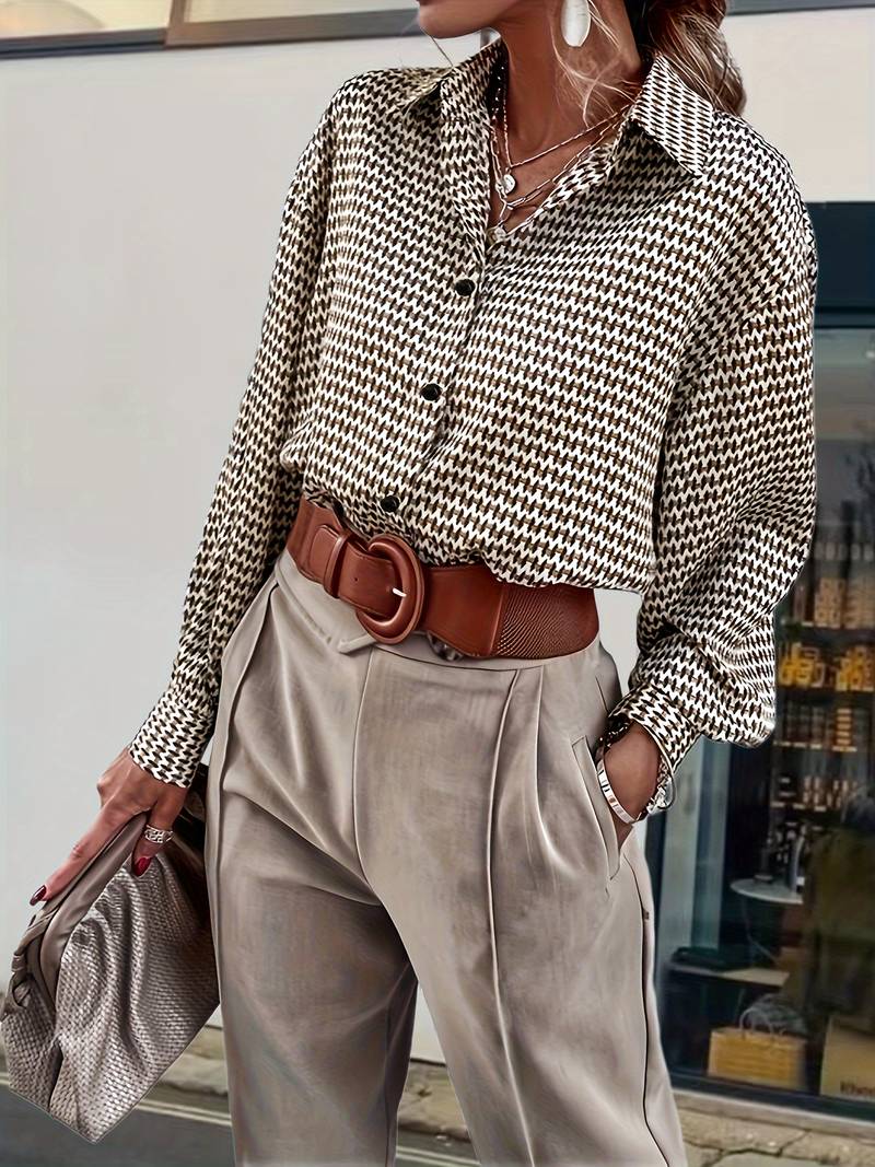Dames blouse met vintage patroon - lichtgewicht bruine kantooroutfit - klassieke lange mouwen met knoopsluiting
