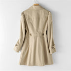 Trenchcoat - elegante dames met dubbele rij knopen