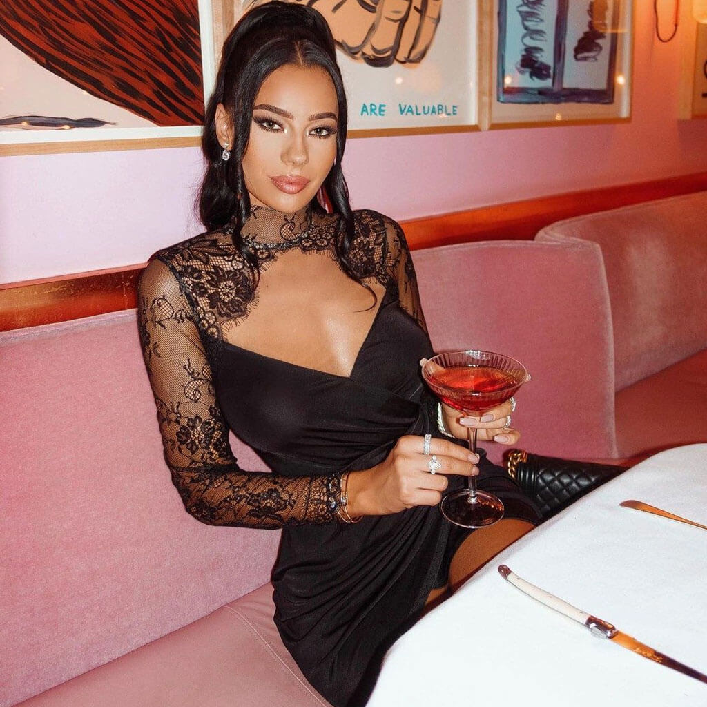 Zwarte mini jurk met kantaccenten en hoge hals - elegante avondjurk voor vrouwen