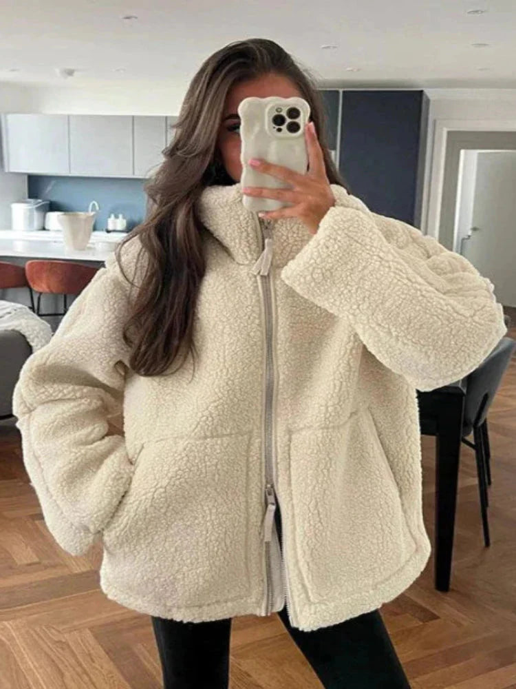 Beige en koffie lamswollen jas voor dames -  fluffy en trendy - Bakkermode.nl