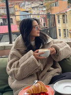 Beige en koffie lamswollen jas voor dames -  fluffy en trendy - Bakkermode.nl