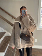 Beige en koffie lamswollen jas voor dames -  fluffy en trendy - Bakkermode.nl