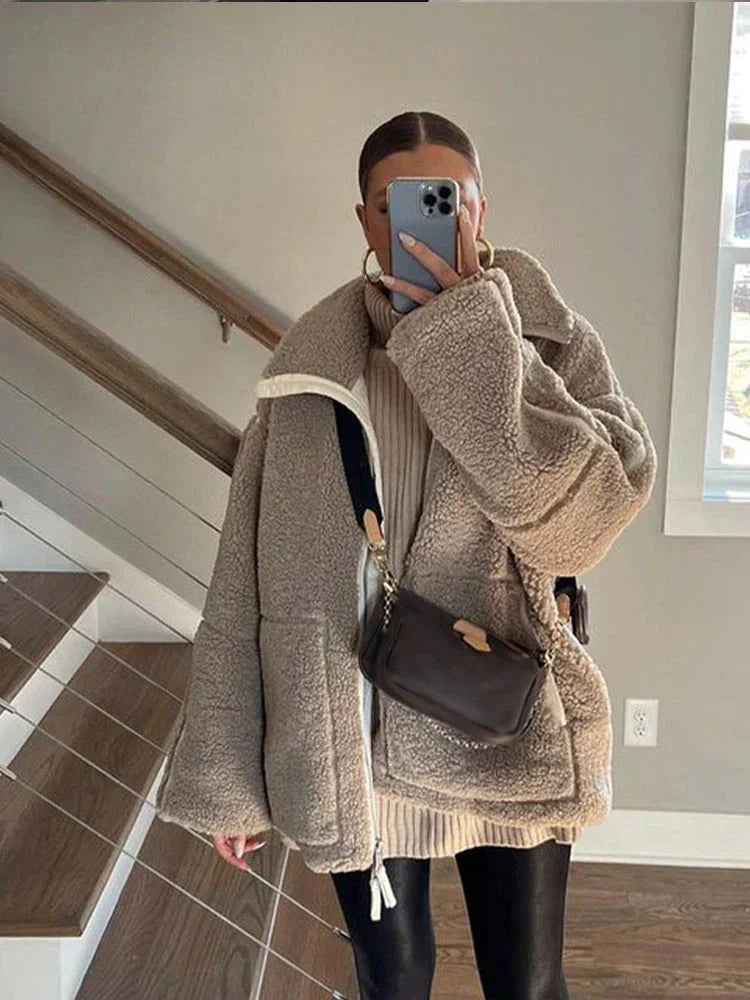 Beige en koffie lamswollen jas voor dames -  fluffy en trendy - Bakkermode.nl