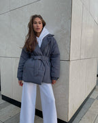 Winterjas met taille accent - gewatteerde jas met reverskraag en veter sluiting voor dames - Bakkermode.nl