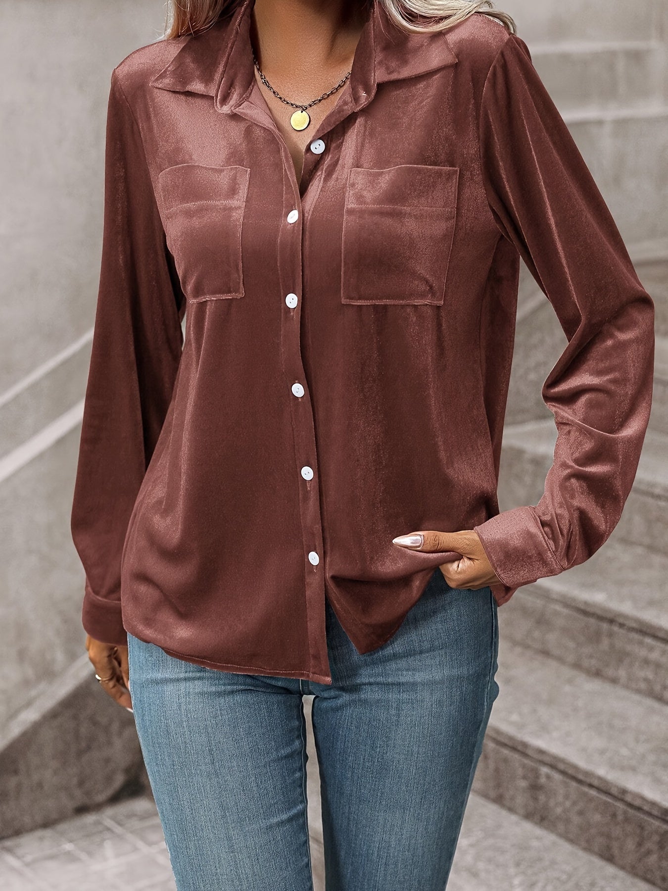 Chestnut bruine satijnen blouse - elegante vrouwen blouse met dubbele zakken