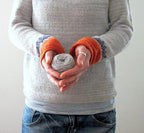 Dames gebreide pullover - grijze trui met patroon yoke en levendige boorden