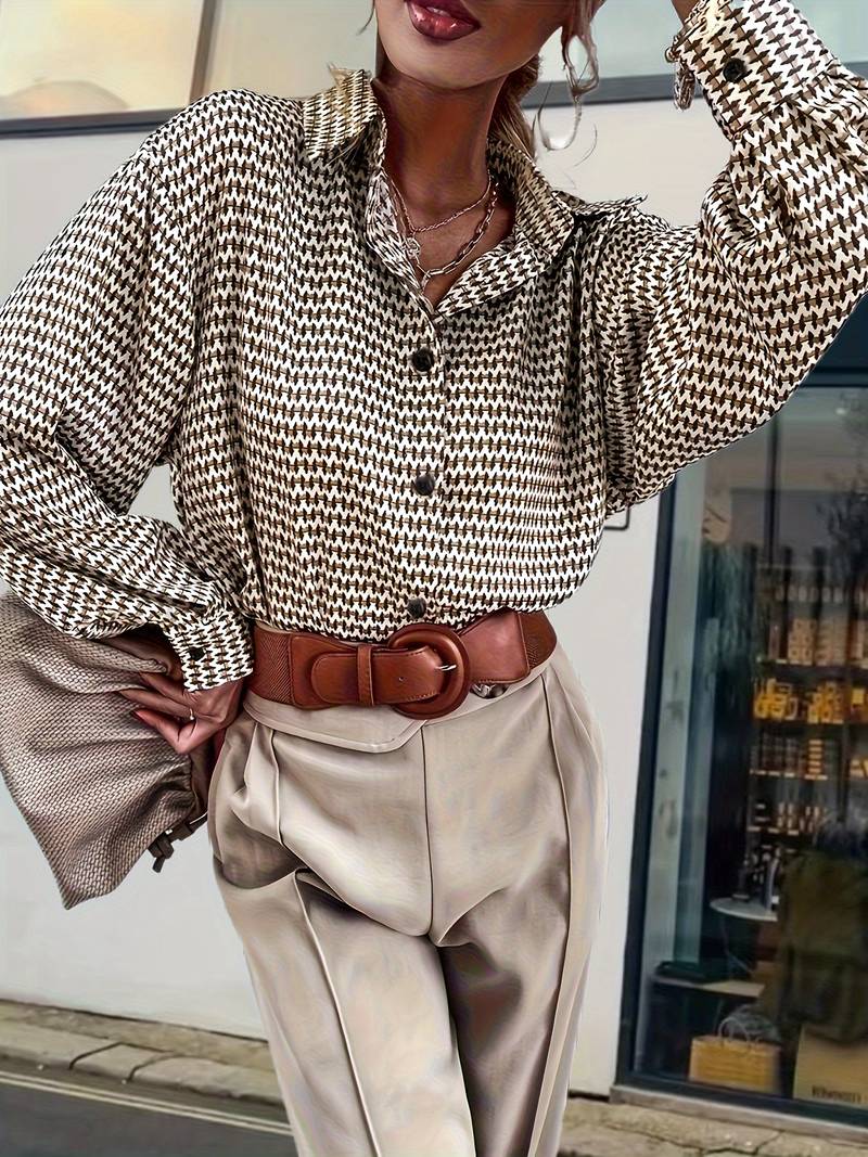 Dames blouse met vintage patroon - lichtgewicht bruine kantooroutfit - klassieke lange mouwen met knoopsluiting