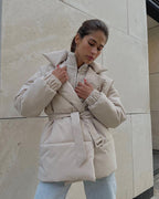 Winterjas met taille accent - gewatteerde jas met reverskraag en veter sluiting voor dames - Bakkermode.nl