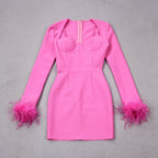 Op maat gemaakte mini-jurk - damesjurk met lange mouwen en verenaccenten