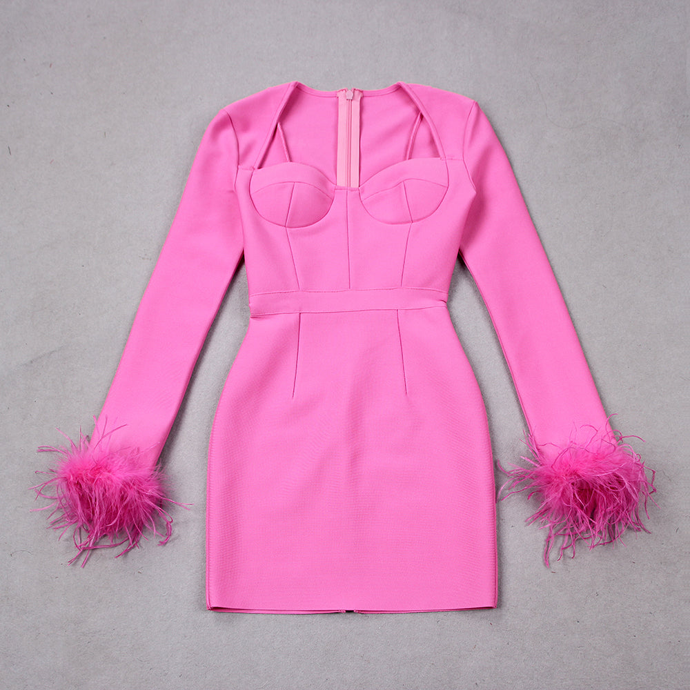 Op maat gemaakte mini-jurk - damesjurk met lange mouwen en verenaccenten