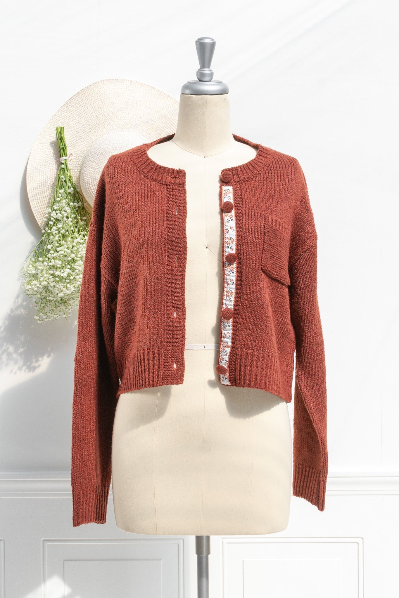Korte gebreide cardigan - rode dames vest met knoopsluiting en borstzakje - Bakkermode.nl