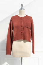 Korte gebreide cardigan - rode dames vest met knoopsluiting en borstzakje - Bakkermode.nl