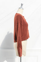 Korte gebreide cardigan - rode dames vest met knoopsluiting en borstzakje - Bakkermode.nl