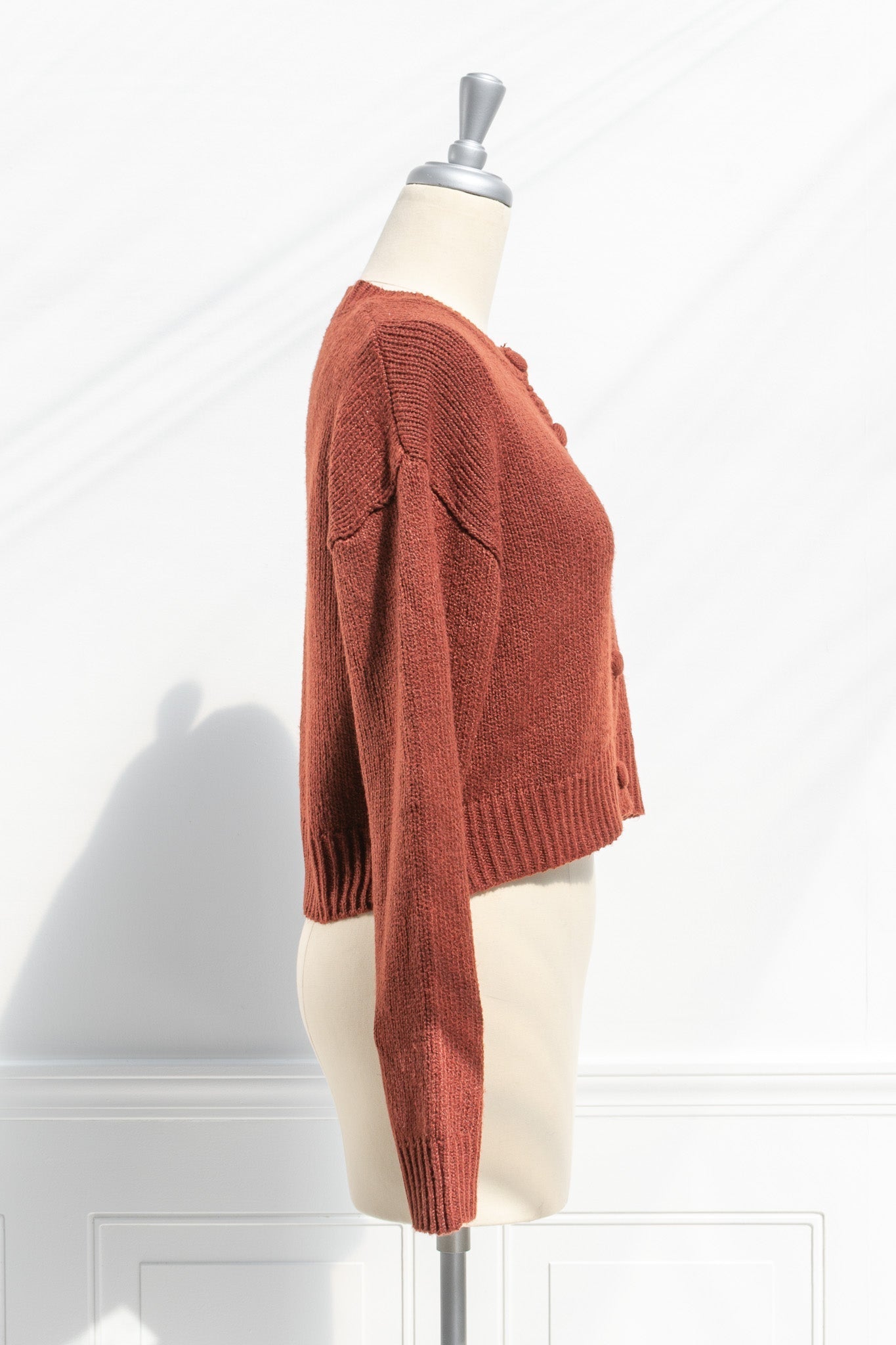 Korte gebreide cardigan - rode dames vest met knoopsluiting en borstzakje - Bakkermode.nl