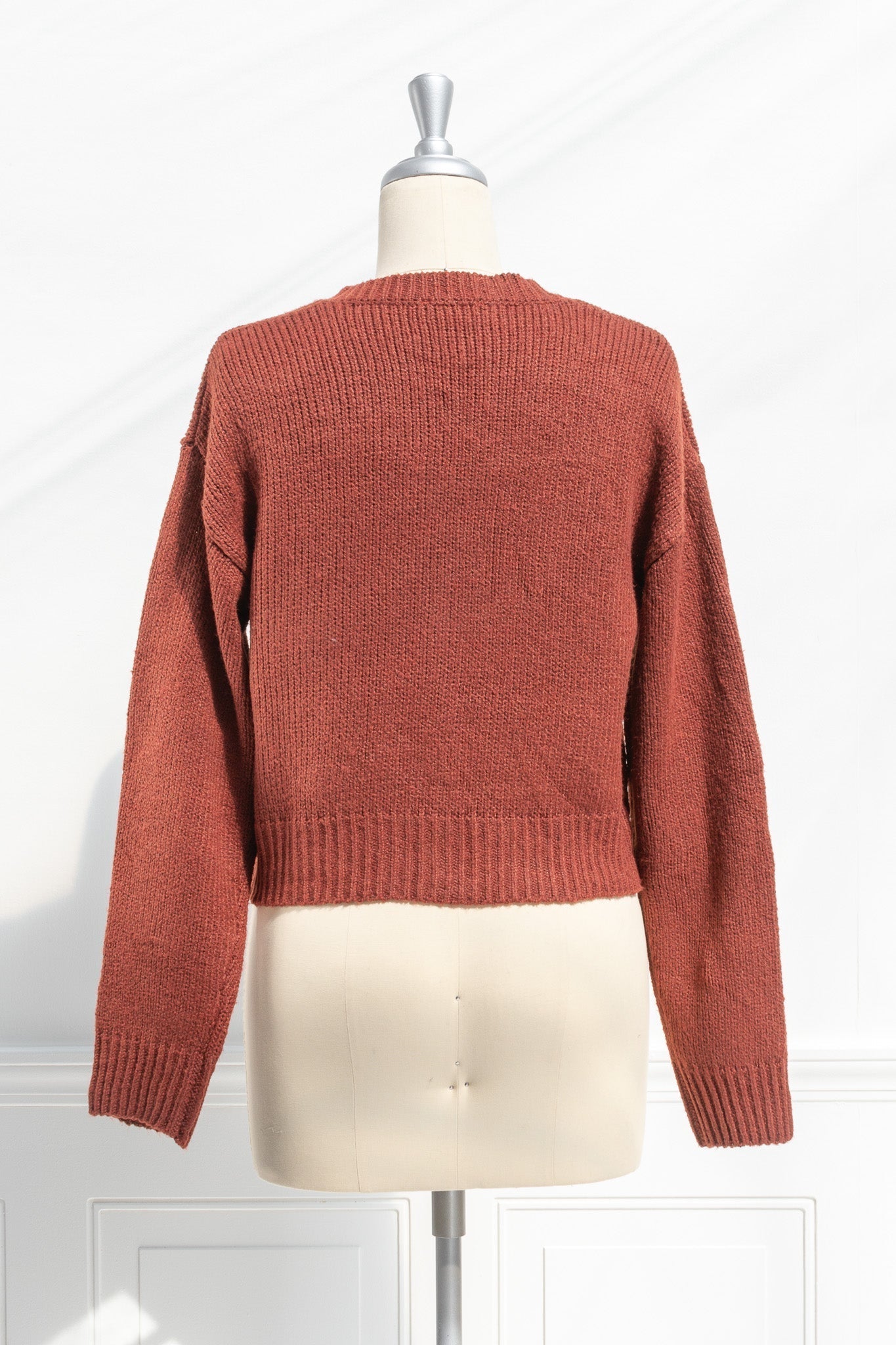 Korte gebreide cardigan - rode dames vest met knoopsluiting en borstzakje - Bakkermode.nl