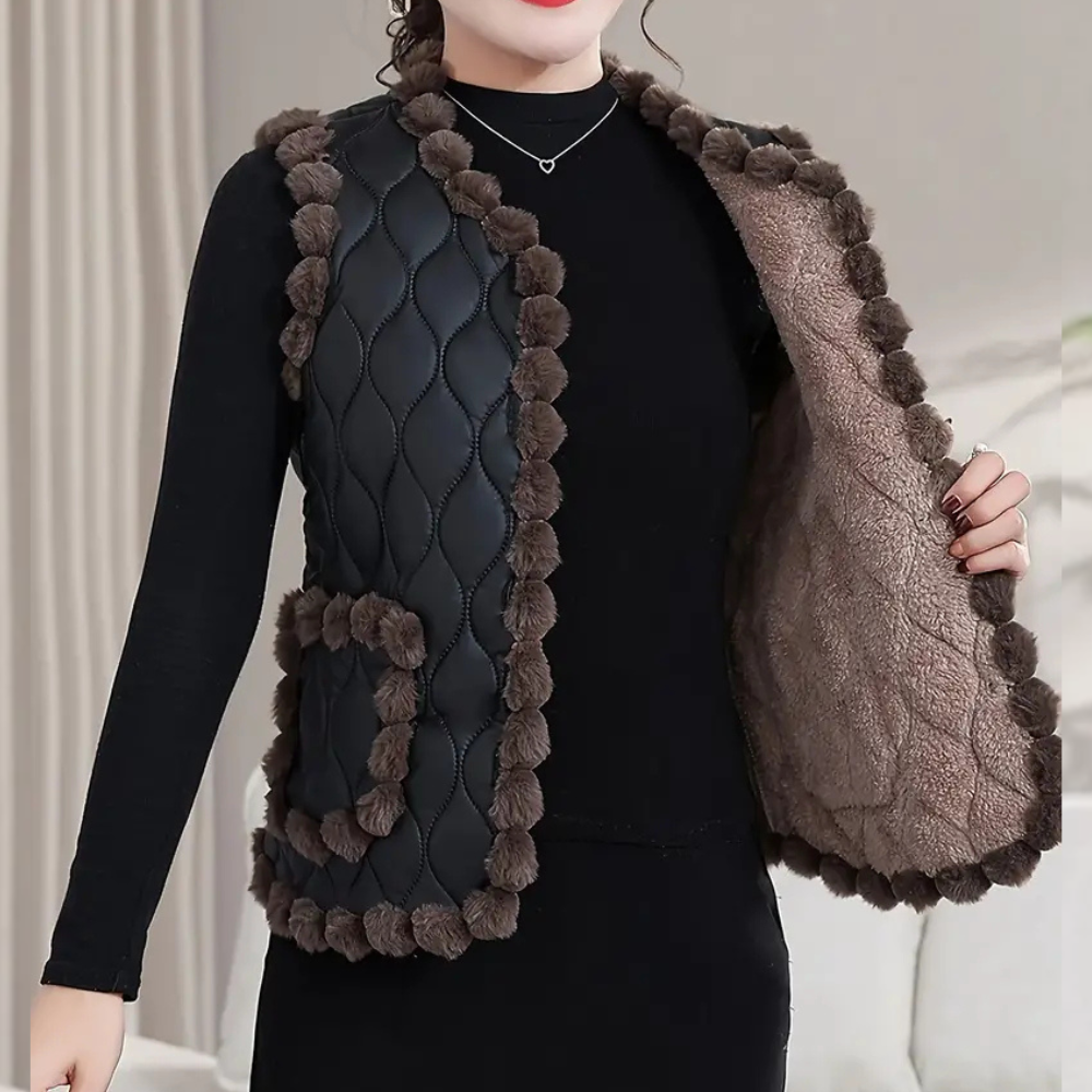 Gequiltte vest - stijlvolle gewatteerde damesgilet met pomponrand