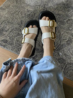 Witte sandalen met dubbele gespen - Bakkermode.nl