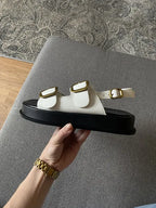 Witte sandalen met dubbele gespen - Bakkermode.nl