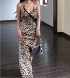 Verleidelijke luipaardprint maxi-jurk met diepe halslijn
